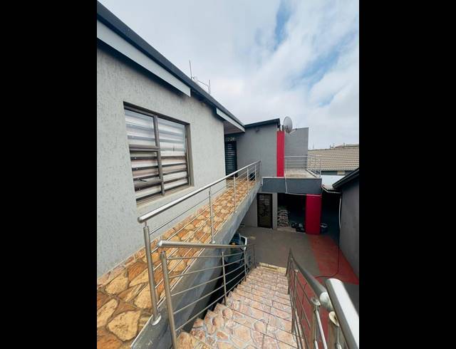 5 BEDROOM HOUSE FOR SALE IN PROTEA GLEN
